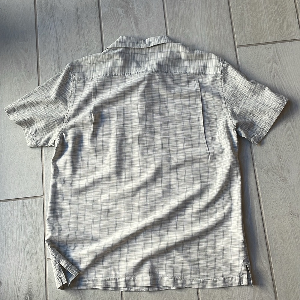 Tommy Bahama 💯 Silk Short Sleeve Button-Down Shirt in Light Gray & Ivor… - Picture 3 of 9